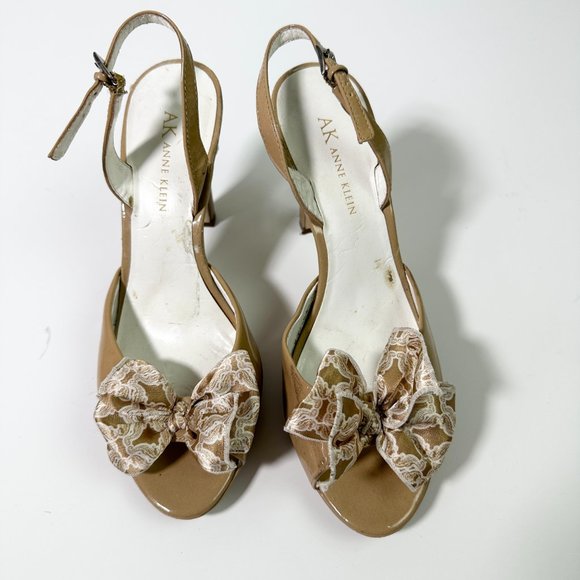 ANNE KLEIN "Akelisha" Patent Slingback Peep-Toe Bow Tan Nude Sz 7 - Picture 2 of 7